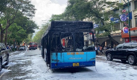 Hà Nội: Cháy xe buýt trên phố Lý Thường Kiệt, hành khách kịp thoát thân
