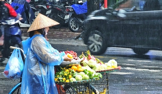 Chiều nay miền Bắc chuyển mưa dông, cảnh báo lốc sét nhiều khu vực