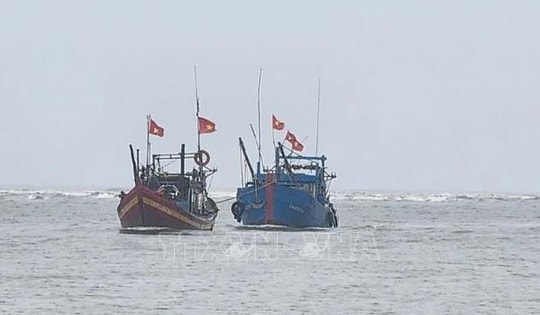 Cứu hộ, trục vớt 2 tàu cá Thanh Hóa bị chìm do gió mạnh và sóng lớn