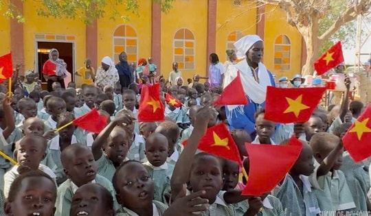 Giữa vùng đất khô cằn Abyei, người lính mũ nồi xanh Việt Nam 'gieo mầm' nhân ái