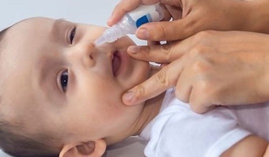 Chuyên gia cảnh báo: Nguy cơ nhiễm khuẩn, trầy xước mắt của thói quen sang chiết nước muối sinh lý tại nhà