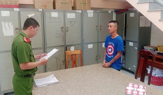 Khởi tố Nguyễn Minh Pháp SN 2002 dùng gạch ống đánh hỏng mắt bạn