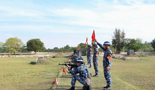 Kiểm tra bắn đạn thật trong 3 tư thế với chiến sĩ mới ở Vùng 4 Hải quân