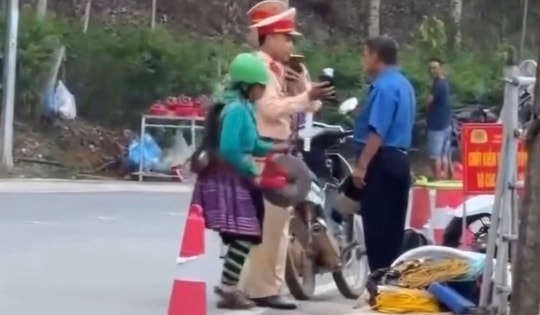 Video vợ mang chiêng 'làm lễ' khi chồng bị giữ xe do vi phạm nồng độ cồn
