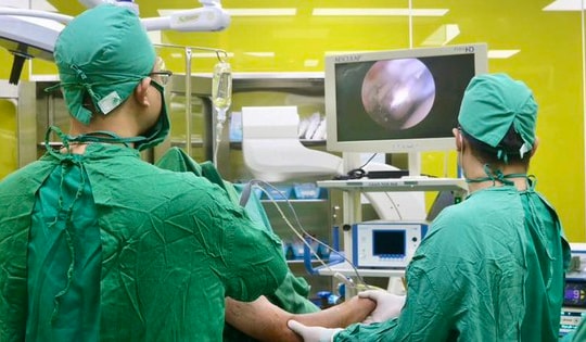 Đau vai kéo dài, đi khám phát hiện bị đứt hoàn toàn cơ trên gai