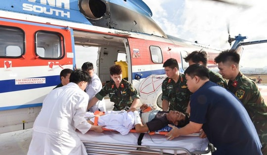 Cấp cứu đường không xuyên đêm cứu 2 bệnh nhân nguy kịch từ Trường Sa về đất liền điều trị