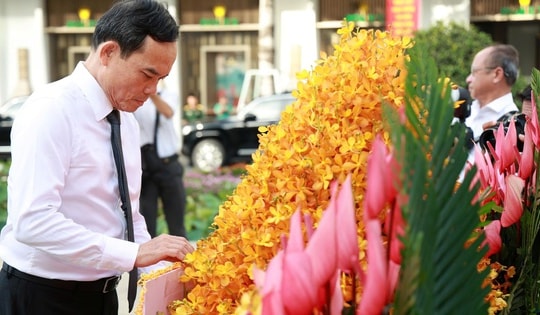 Bí thư Thành ủy TPHCM Trần Lưu Quang dâng hoa tưởng niệm Chủ tịch Hồ Chí Minh