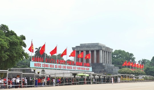 Dòng người nối dài vào Lăng viếng Bác trong ngày đặc biệt