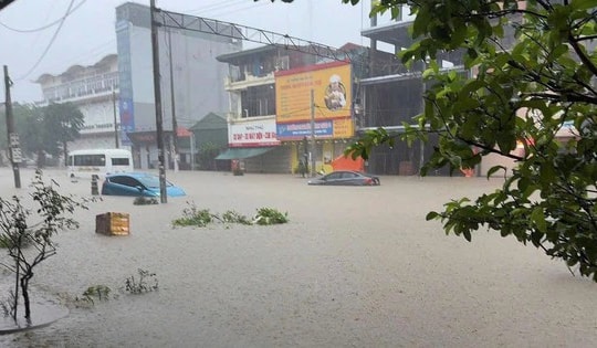 Hàng trăm hộ dân phải sơ tán do ngập lụt, hàng chục ngôi nhà tốc mái do mưa dông