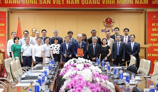 Thứ trưởng Bộ Y tế Trần Văn Thuấn tiếp, làm việc với FPT và Tập đoàn Y tế Tokushukai, Nhật Bản