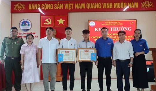 Trao Huy hiệu 'Tuổi trẻ dũng cảm' cho 2 học sinh cứu người trên sông Con