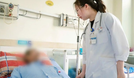 Cấp cứu 2 bệnh nhân cao tuổi bị đột quỵ