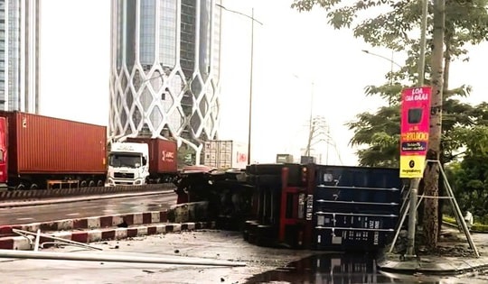 Hải Phòng: Xe container lật trên cầu vượt, giao thông ùn tắc kéo dài
