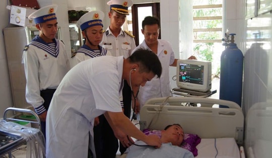 Trung tâm Y tế Trường Sa điều trị cho ngư dân bị đau dạ dày nặng khi đánh cá trên biển