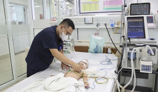 Nhiễm 5 tác nhân hô hấp sau sặc nước, bé 2 tuổi suýt mất mạng