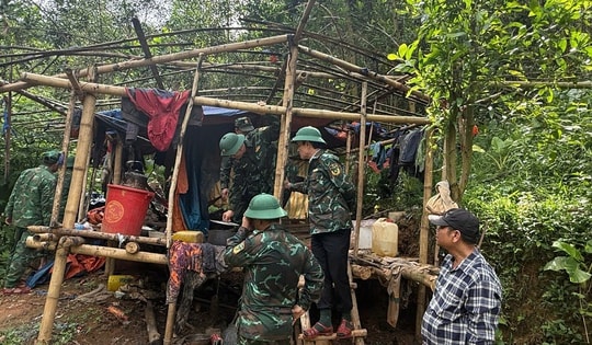 Truy quét điểm nóng khai thác vàng ở Huế, nhiều đối tượng bỏ chạy vào rừng