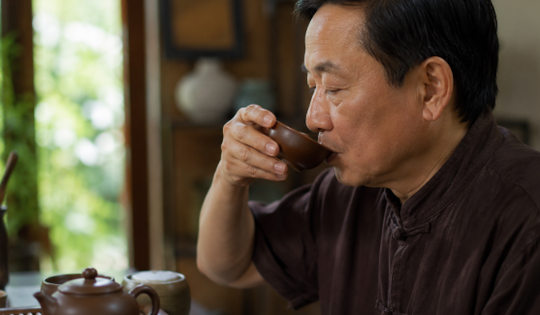 Caffeine trong trà có làm tăng nguy cơ loãng xương?