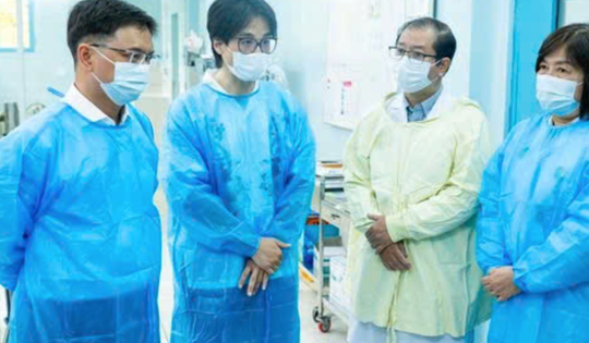 Lãnh đạo TPHCM cùng ca sĩ Hà Anh Tuấn thăm bé gái mồ côi mẹ hồi phục sau ca ghép gan