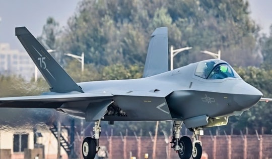 Tiêm kích tàng hình J-35 Trung Quốc xuất hiện với 'chế độ quái thú'