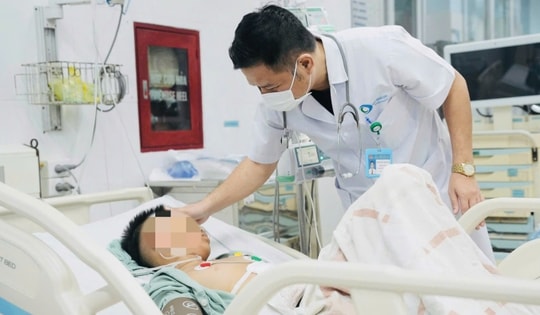 Bị bóng sút vào bụng, bé trai vỡ lách độ IV, sốc mất máu