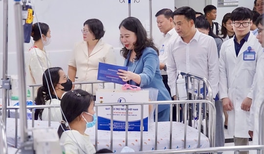 Phó Chủ tịch nước Võ Thị Ánh Xuân thăm, động viên bệnh nhi tại Bệnh viện Nhi đồng 1