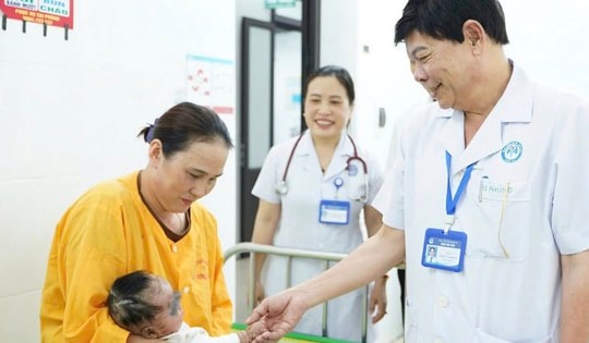 Bé gái 4 tháng tuổi mắc bệnh da hiếm gặp, viêm phổi tái diễn được điều trị ổn định