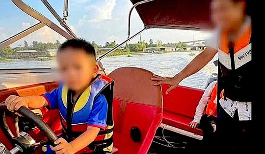 Cha cho con nhỏ cầm lái ca nô 3 phút, loạt vi phạm bị phát hiện