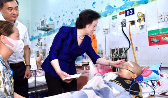 Phó Thủ tướng Phạm Thị Thanh Trà xúc động khi đến thăm các bệnh nhi tại giường bệnh
