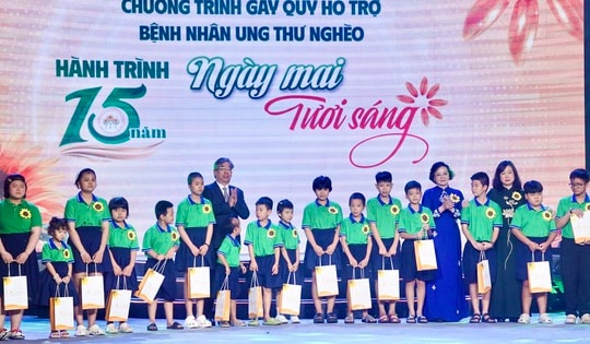 Phó Thủ tướng Phạm Thị Thanh Trà: Không để bệnh nhân ung thư nghèo đơn độc trong cuộc chiến giành sự sống