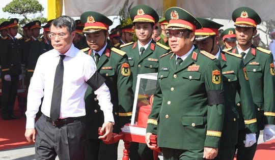 Thủ tướng Lê Minh Hưng dự lễ an táng 28 hài cốt liệt sĩ quân tình nguyện tại Quảng Trị