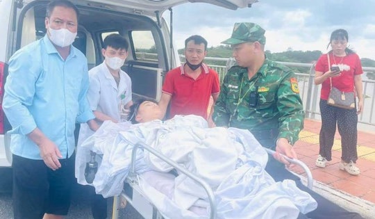 Mở 'luồng xanh’ cho xe cứu thương đưa bệnh nhân sang Trung Quốc điều trị