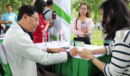 Người dân hào hứng khám sức khỏe miễn phí tại Ngày Dinh dưỡng cộng đồng Việt Nam lần 6