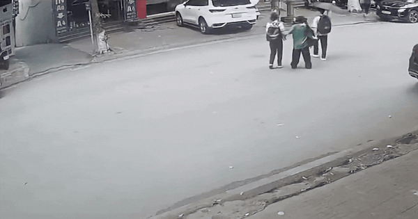 Video nam sinh viên gặp nạn vì lỗi nhiều người đi bộ vẫn mắc khi sang đường