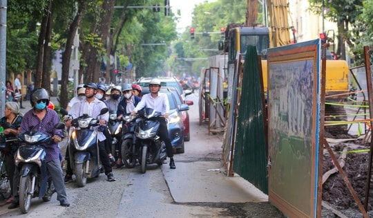 Đèn giao thông ở trung tâm Hà Nội chỉ nháy vàng, người đi đường cần lưu ý gì?