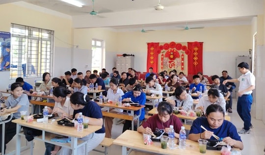 Hàng trăm suất cơm miễn phí tiếp sức sĩ tử giữa ngày thi nắng nóng
