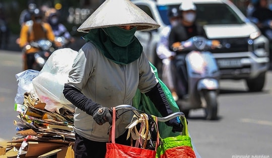 Người lao động nhọc nhằn mưu sinh dưới nắng như đổ lửa