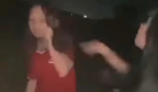 Xôn xao clip nữ sinh Hải Phòng bị cô gái hành hung trong đêm, bắt 'liếm chân'