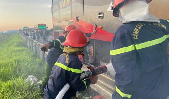 Cháy xe khách giường nằm trên cao tốc, 33 hành khách thoát nạn