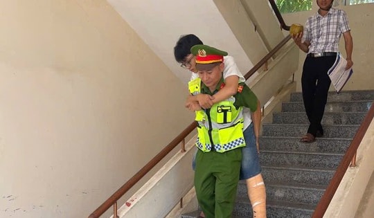 Công an xã dùng ô tô đến tận nhà đón thí sinh ngủ quên tới điểm thi