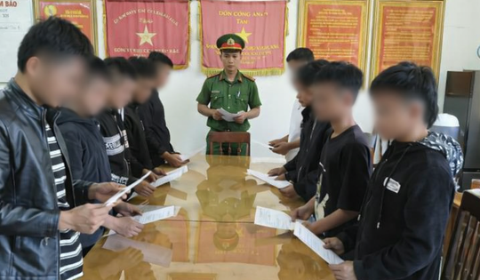 Khởi tố 10 đối tượng ép nạn nhân xuống cống nước rồi đánh cho dù nạn nhân đã xin lỗi