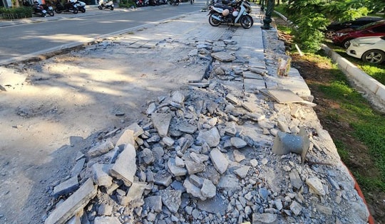 Thành ủy Hà Nội yêu cầu phường báo cáo vụ vỉa hè lát đá ‘bị đục phá’ để làm dải cây xanh
