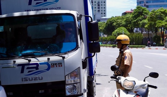 Bị CSGT xử lý vì dừng đỗ trước cổng bệnh viện, nhiều tài xế vẫn viện lý do quen thuộc