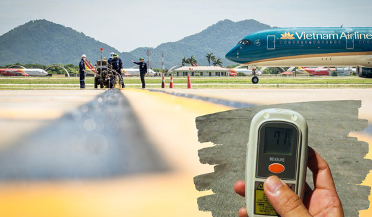 Hình ảnh người lao động dưới nắng nóng 71 độ C tại sân bay lớn nhất miền Bắc