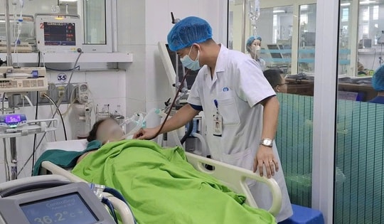 Làm việc giữa trời nắng gắt, nhiều người nhập viện cấp cứu vì sốc nhiệt