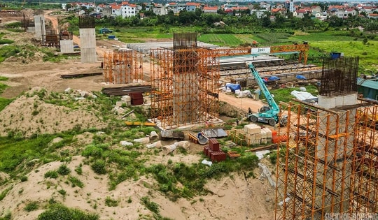 Cầu Hồng Hà vượt sông Hồng dần lộ diện