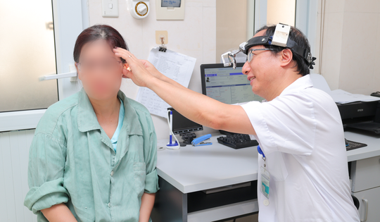 Người phụ nữ nghe kém suốt 2 năm, nguy cơ điếc nặng, bác sĩ phát hiện bị xốp xơ tai