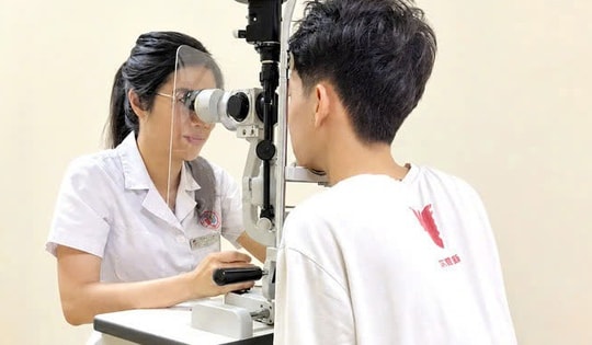 Bị quả bóng đập vào, thiếu niên 15 tuổi chấn thương mắt nghiêm trọng