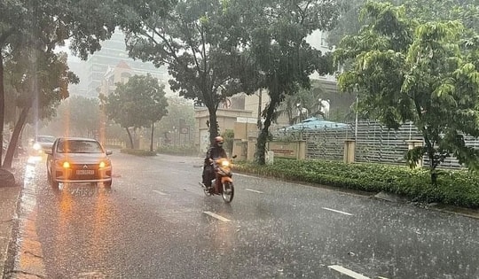 Cảnh báo sắp mưa dông kèm lốc sét khu vực nội thành Hà Nội