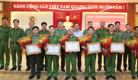 Chủ tịch UBND TPHCM khen thưởng Ban chuyên án phá nhanh vụ nổ súng do 2 người nước ngoài gây án