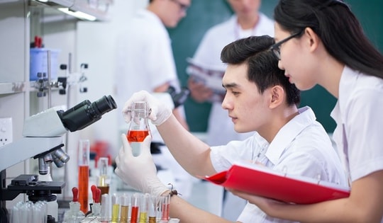 Bộ Nội vụ giải đáp về chính sách thu hút nhân tài với người có bằng tiến sĩ